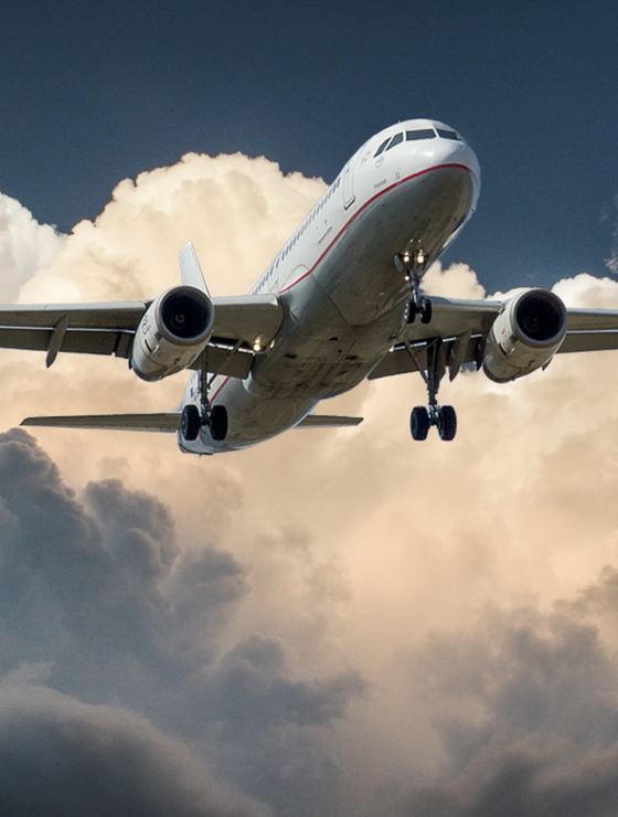 Flugzeug vor Wolkentürmen | © Pexels