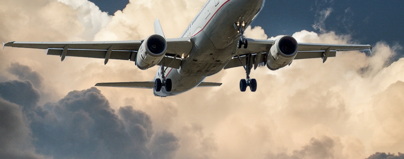 Flugzeug vor Wolkentürmen | © Pexels