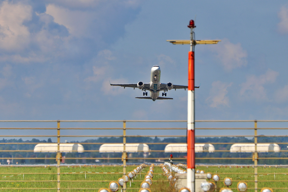 Flugzeug beim Starten im Vordergrund Leitsystem | © Linz Airport
