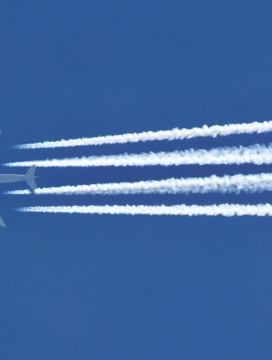 Flugzeug mit Kondensstreifen am Himmel | © Linz Airport