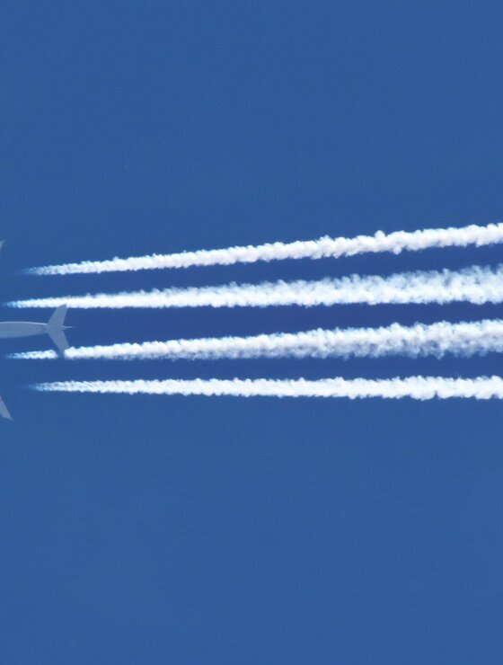 Flugzeug mit Kondensstreifen am Himmel | © Linz Airport