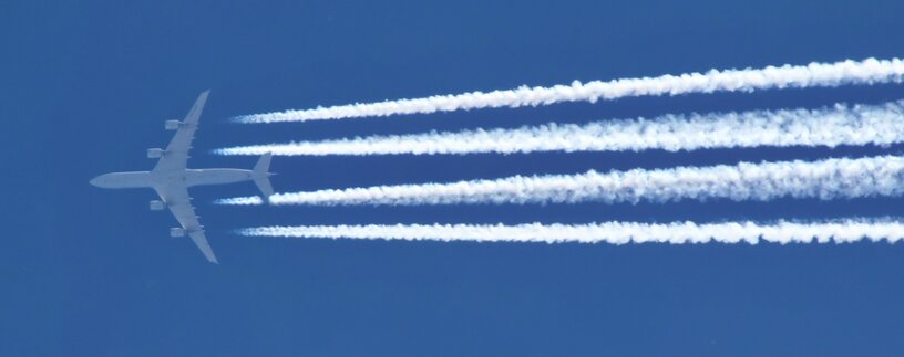 Flugzeug mit Kondensstreifen am Himmel | © Linz Airport