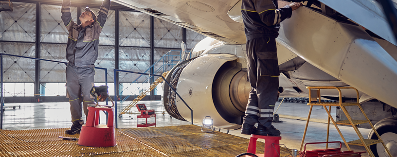 Zwei Fluggerätemechaniker beim Warten einer Tragfläche | © Envato Elements