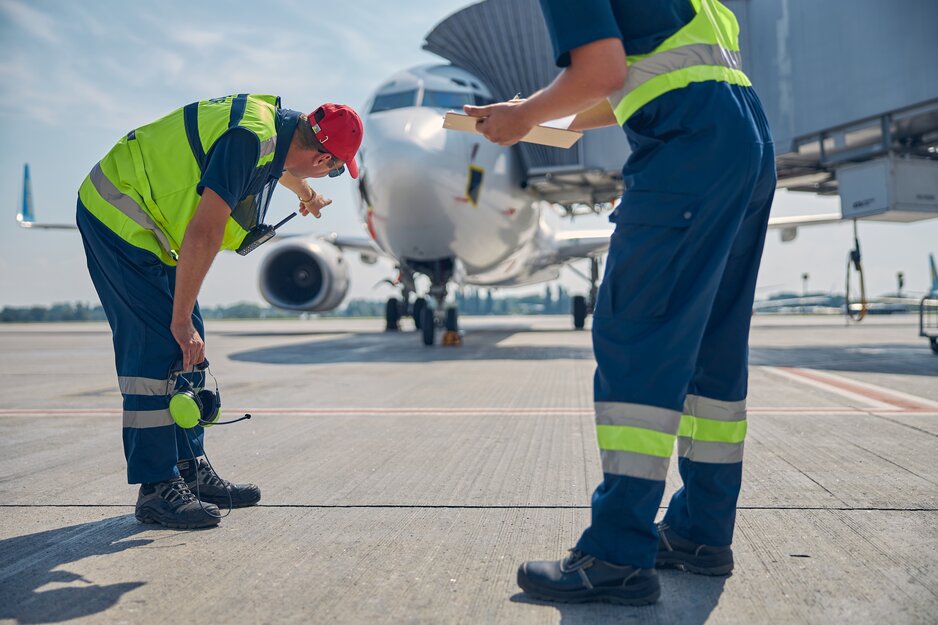 Zwei Fluggerätemechaniker bei  einem Preflight- oder Walk-around-Check  | © Envato Elements