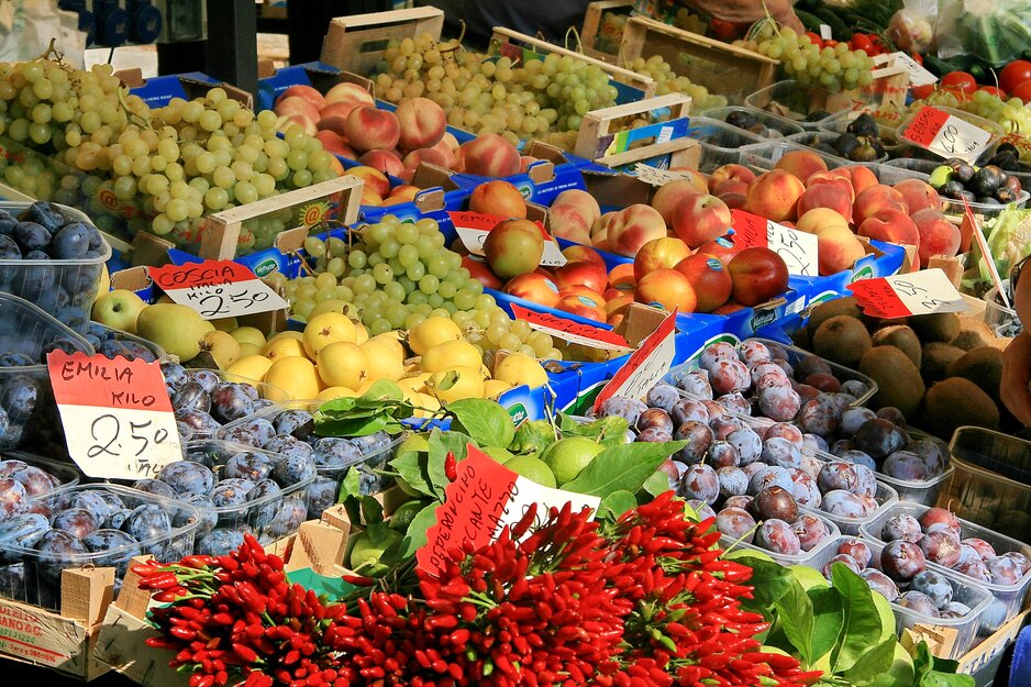 Obststand mit bunten Früchten und Chili  | © Linz Airport