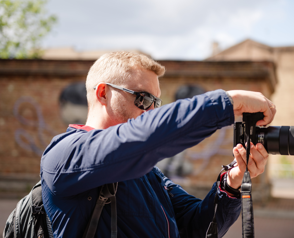 Tourist macht Bild mit einer Profikamera | © Envato