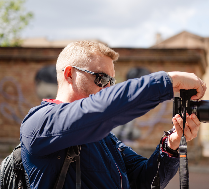 Tourist macht Bild mit einer Profikamera | © Envato
