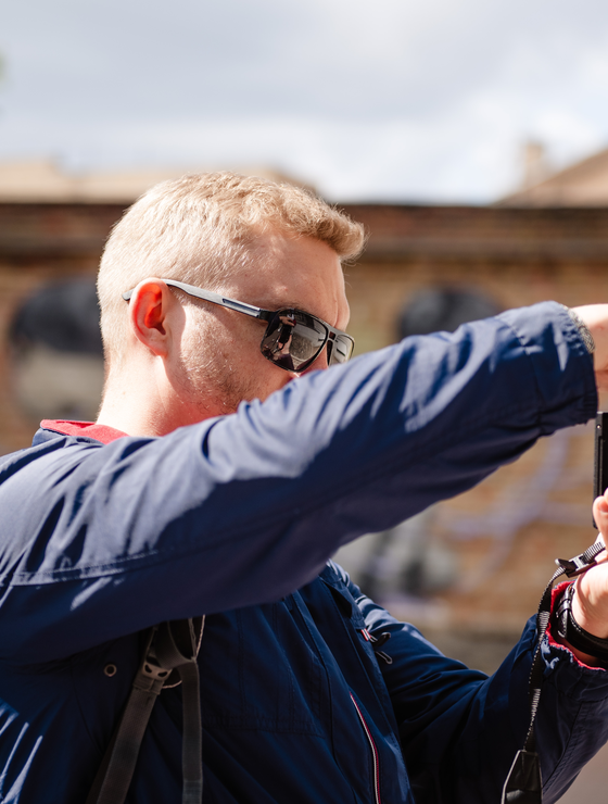 Tourist macht Bild mit einer Profikamera | © Envato