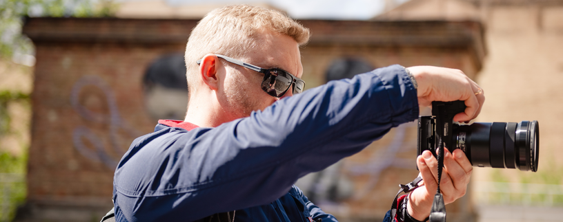 Tourist macht Bild mit einer Profikamera | © Envato