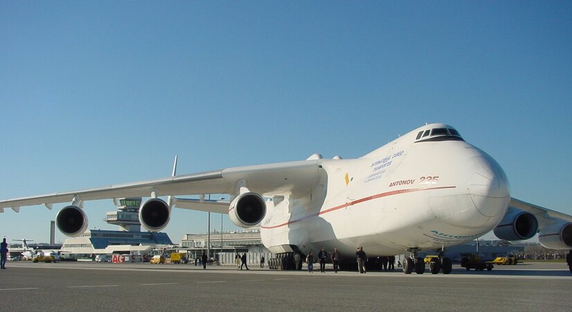 AN225 am Vorfeld vor Flughafengebäude | © Linz Airport