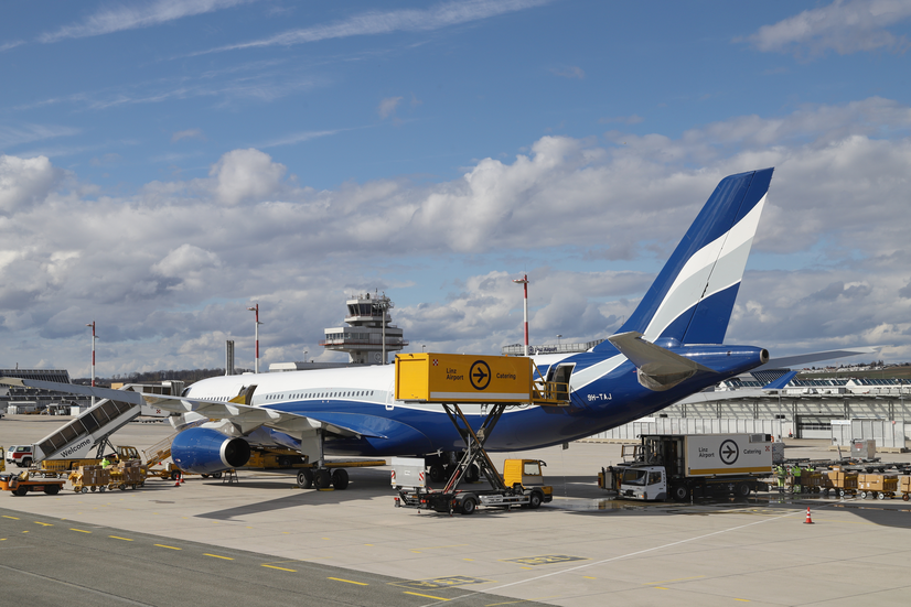 A330-300 der HiFly beim Beladen vor dem Flughafengebäude | © Linz Airport