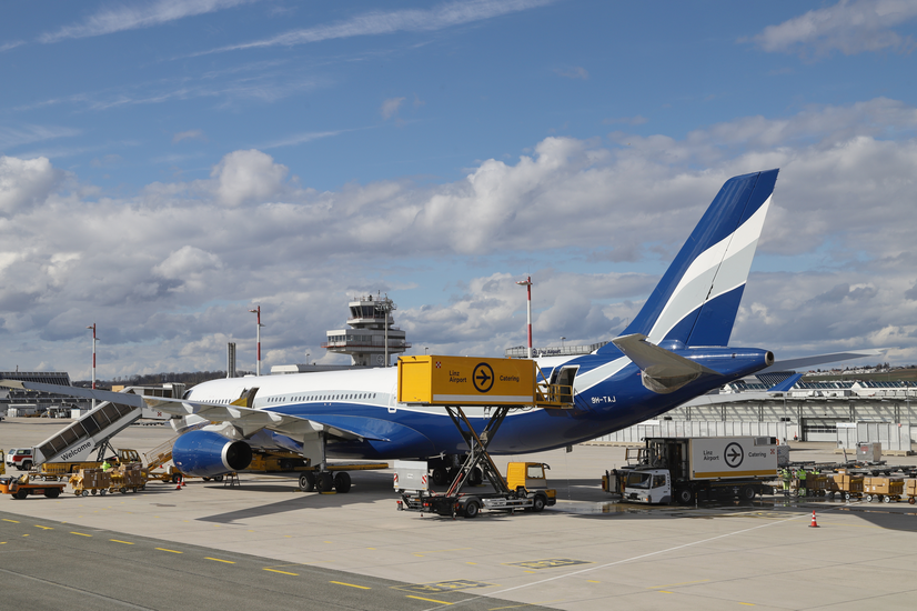 A330-300 der HiFly beim Beladen vor dem Flughafengebäude | © Linz Airport A330-300 der HiFly beim Beladen vor dem Flughafengebäude | © Linz Airport