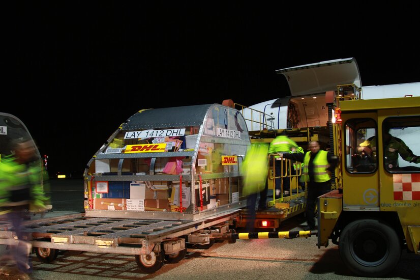 ULD (Paletten und Container zum Beladen von Frachtgut) von DHL beim Beldaden | © Linz Airport