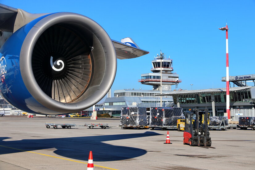 Triebwert, ULDs auf Schleppfahrzeuganhängern vor Flughafengebäude | © Linz Airport