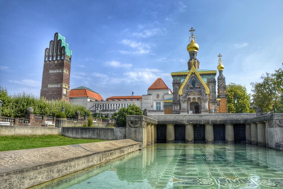Mathildenhöhe mit Hochzeitsturm, russisch-orthodoxe Kirche und Wasserspiel im Vordergrund | © Pixabay