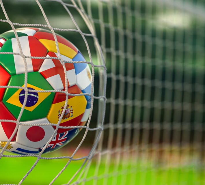 Fußball mit Länderflaggen | © Envato Elements