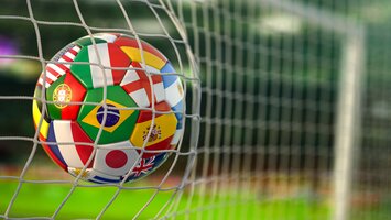 Fußball mit Länderflaggen | © Envato Elements