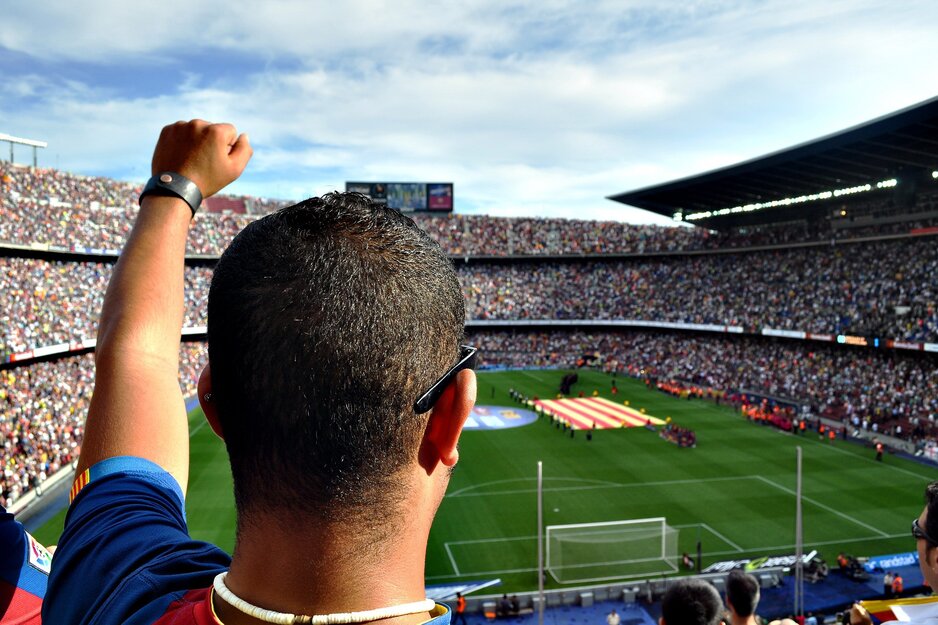 Männlicher Fußballfan von hinten im Stadium Camp Nou des FC Barcelona | © Pixabay