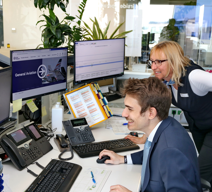 Zwei GAC-Mitarbeiter beim Betrachten des Bildschirms | © Linz Airport