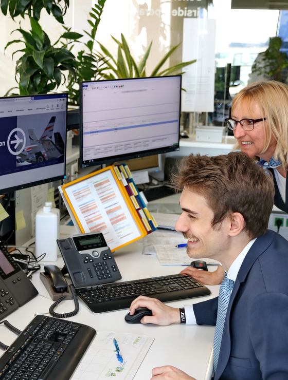 Zwei GAC-Mitarbeiter beim Betrachten des Bildschirms | © Linz Airport