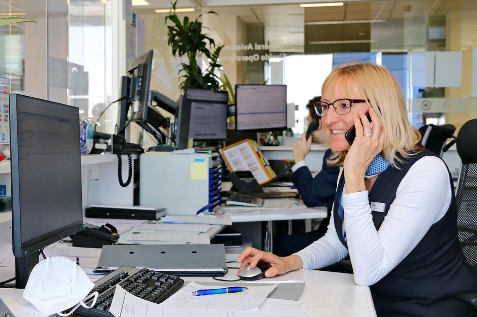 GAC-Mitarbeiter beim Telefonieren  | © Linz Airport