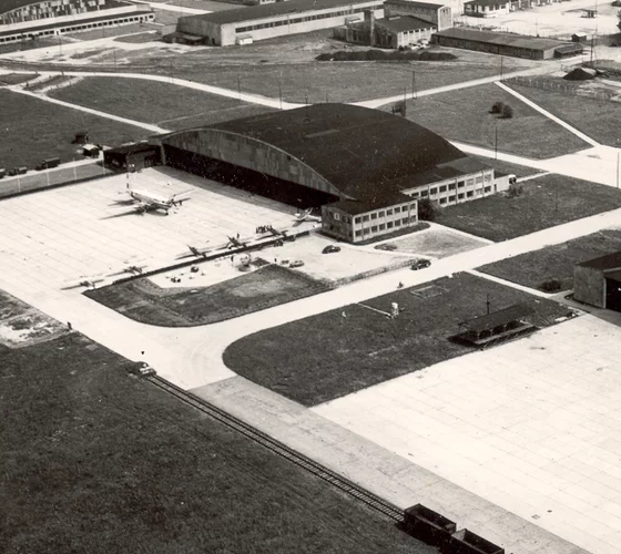 Schwarzweiß Luftaufnahme der Hangar auf der militärischen Seite alt  | © Flughafen Linz