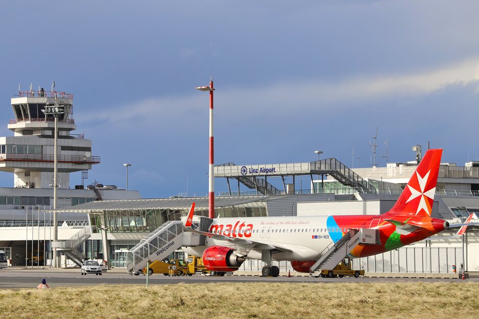 Air Malta vor Flughafengebäude | © Flughafen Linz