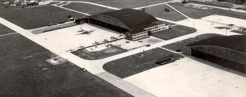 Schwarzweiß Luftaufnahme der Hangar auf der militärischen Seite alt  | © Flughafen Linz