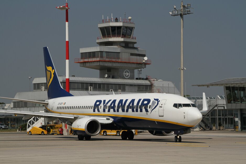Ryanair am Vorfeld vor Tower | © Flughafen Linz