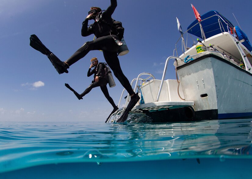 Taucher beim Sprung vom Boot ins Meer | © Envato Elements