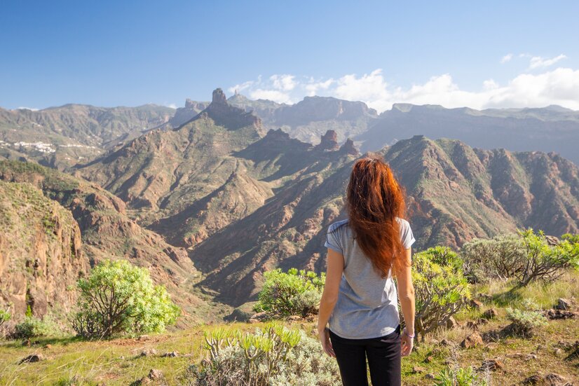 Wanderin vor Gebirgsmassiv auf Gran Canaria | © Envato Elements