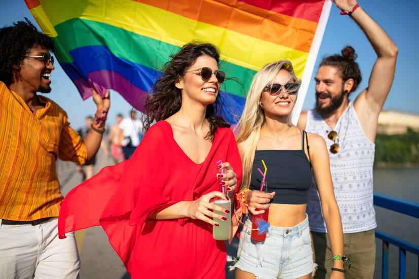 Zwei Pärchen am Weg zu einer Gay Pride Parade | © Envato Elements