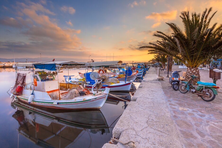 Kleine griechische Fischerboote im Hafen | © Envato Elements
