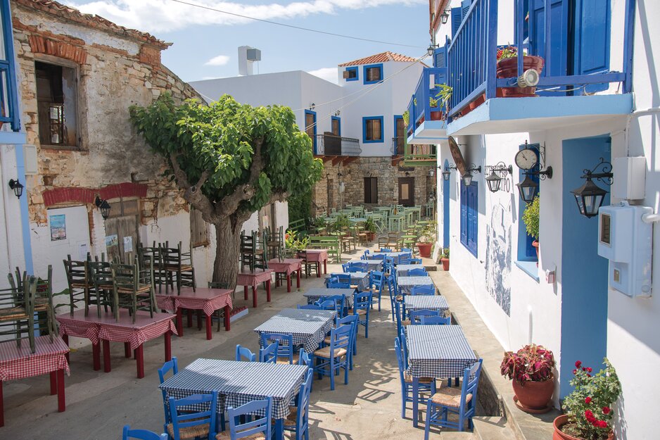 Gasse mit Tischen in Alonissos Stadt | © Springer Reisen