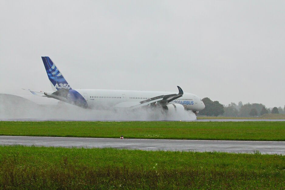 A350 beim Aufsetzen auf nasser Landebahn | © Linz Airport