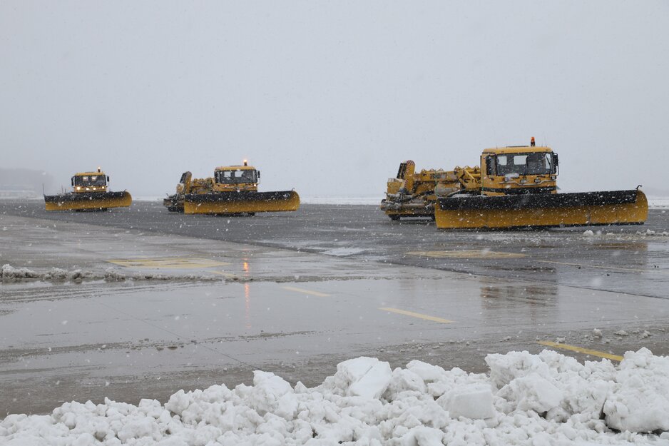Drei Schneeräumfahrzeuge auf verschneitem Vorfeld | © Linz Airport