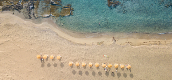 Strand mit Sonnenschirmen | © Unsplash