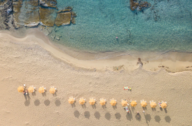 Strand mit Sonnenschirmen | © Unsplash