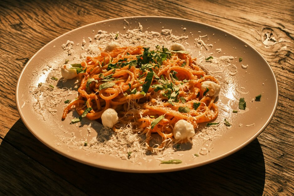 Teller mit Spagetthi in Tomatensauce und Minimozarella | © Unsplash