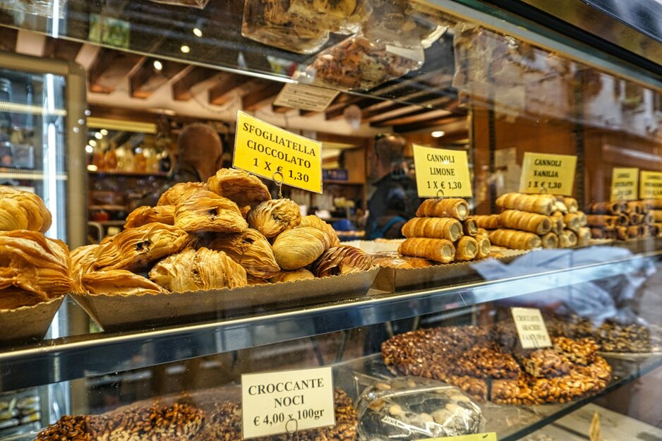 Italienische Bäckerei mit vielen verschiedenen Backwaren in Vitrine | © Unsplash