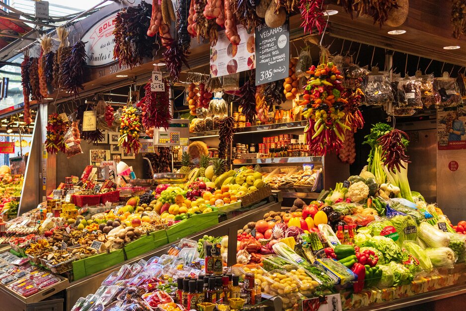Gut gefüllter Gemüse- und Obststand | © Unsplash