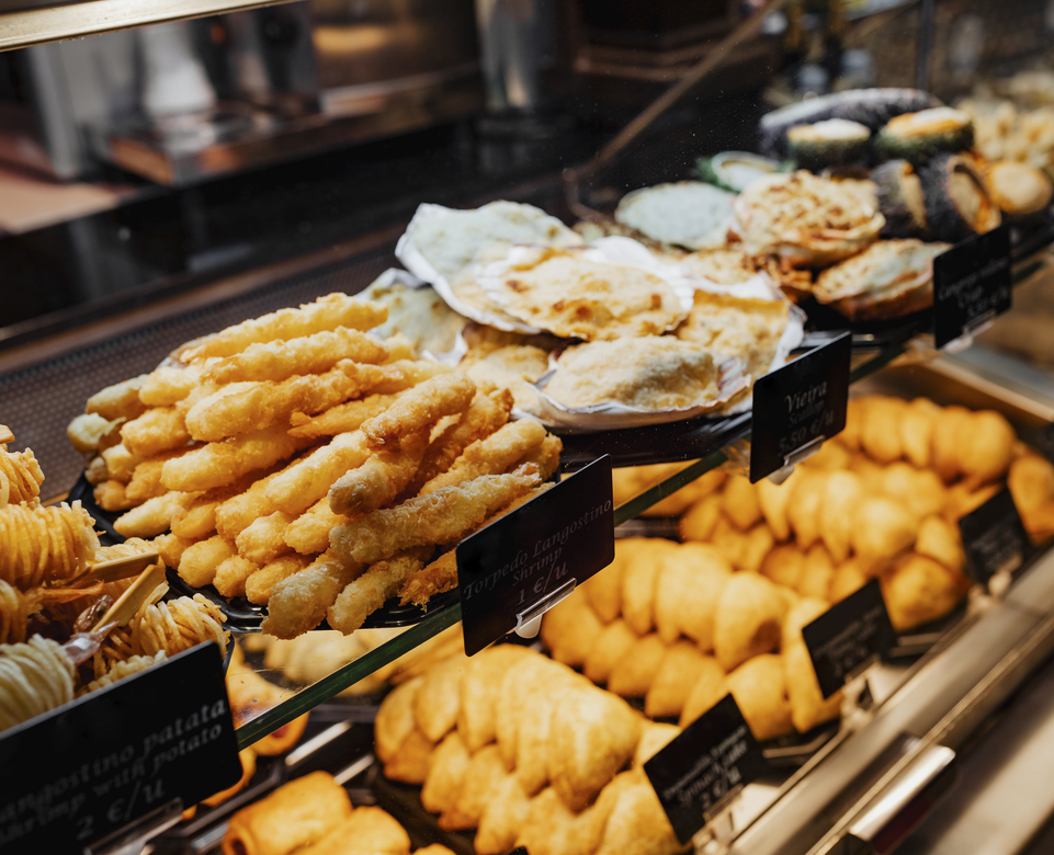 Süßspeisen in einer Bäckereitheke | © Envato Elements
