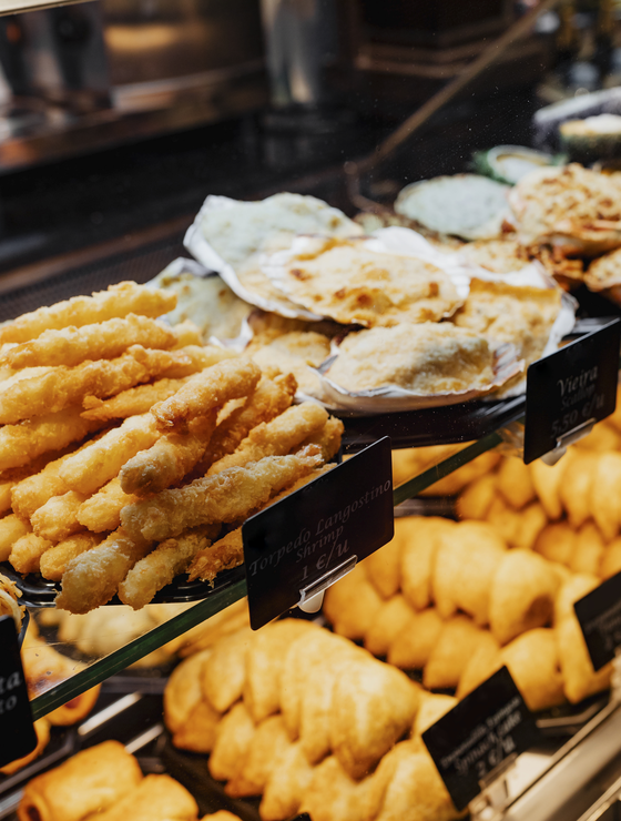 Süßspeisen in einer Bäckereitheke | © Envato Elements