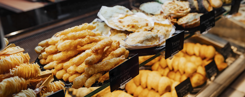Süßspeisen in einer Bäckereitheke | © Envato Elements