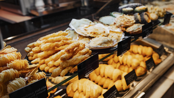Süßspeisen in einer Bäckereitheke | © Envato Elements