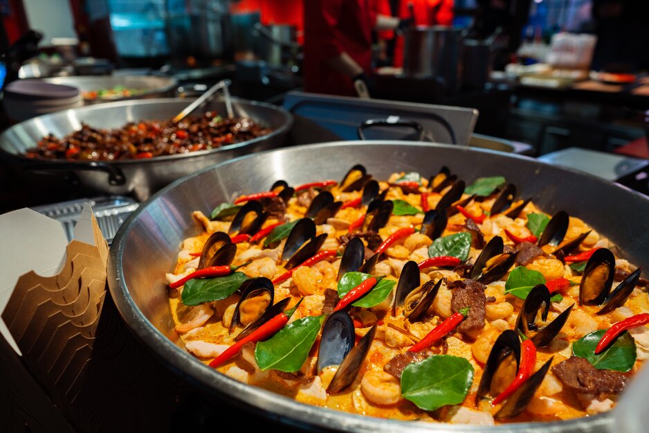 Paella in Theke eines Straßenlokals | © Envato Elements