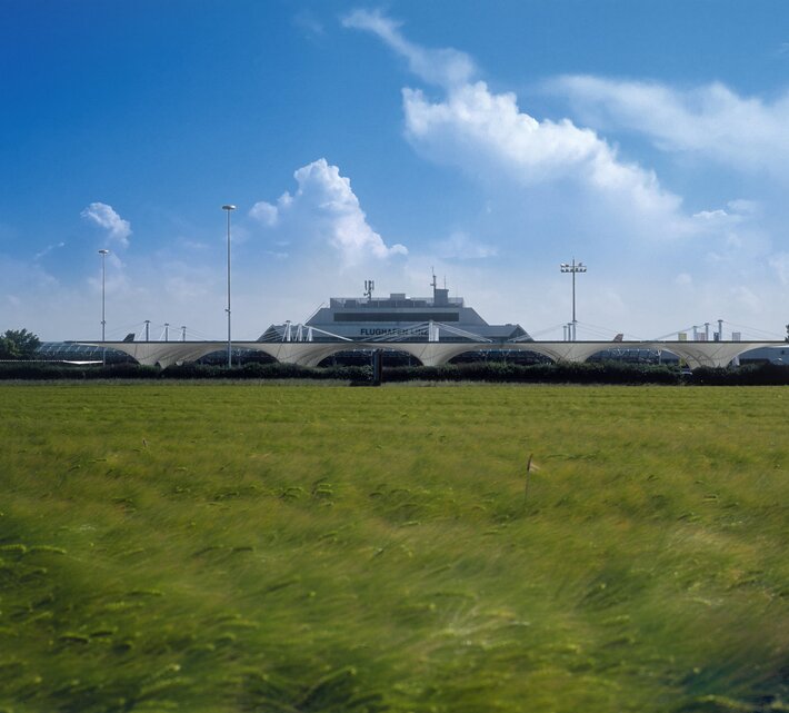 Grünes Ährenfeld Flughafengebäude von Landseite | © Linz Airport