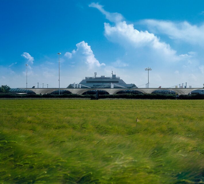 Grünes Ährenfeld Flughafengebäude von Landseite | © Linz Airport