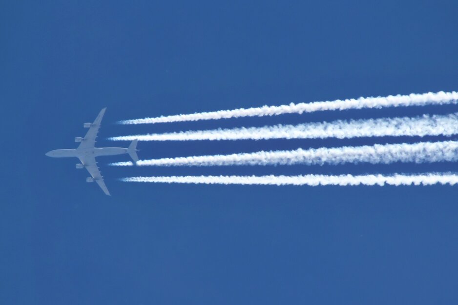 Flugzeug mit Kondenzstreifen am Himmel | © Linz Airport