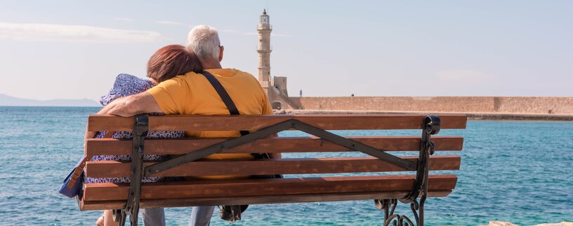 älteres Paar auf Bank beim Betrachten des Leuchtturms des Hafens von Chania | © Ilias Nickolarakis Pexels